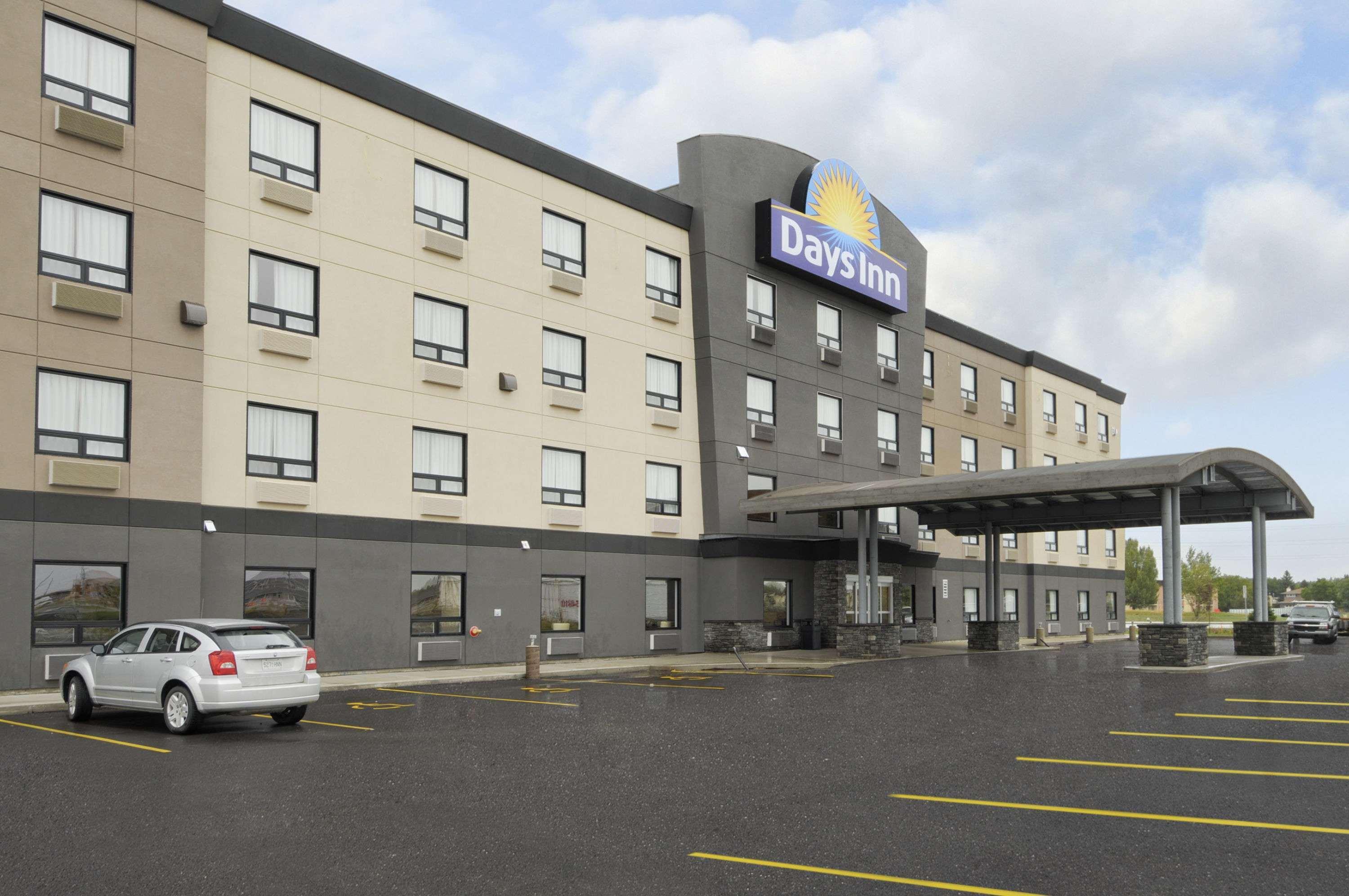 Days Inn By Wyndham Regina Airport West Exteriör bild
