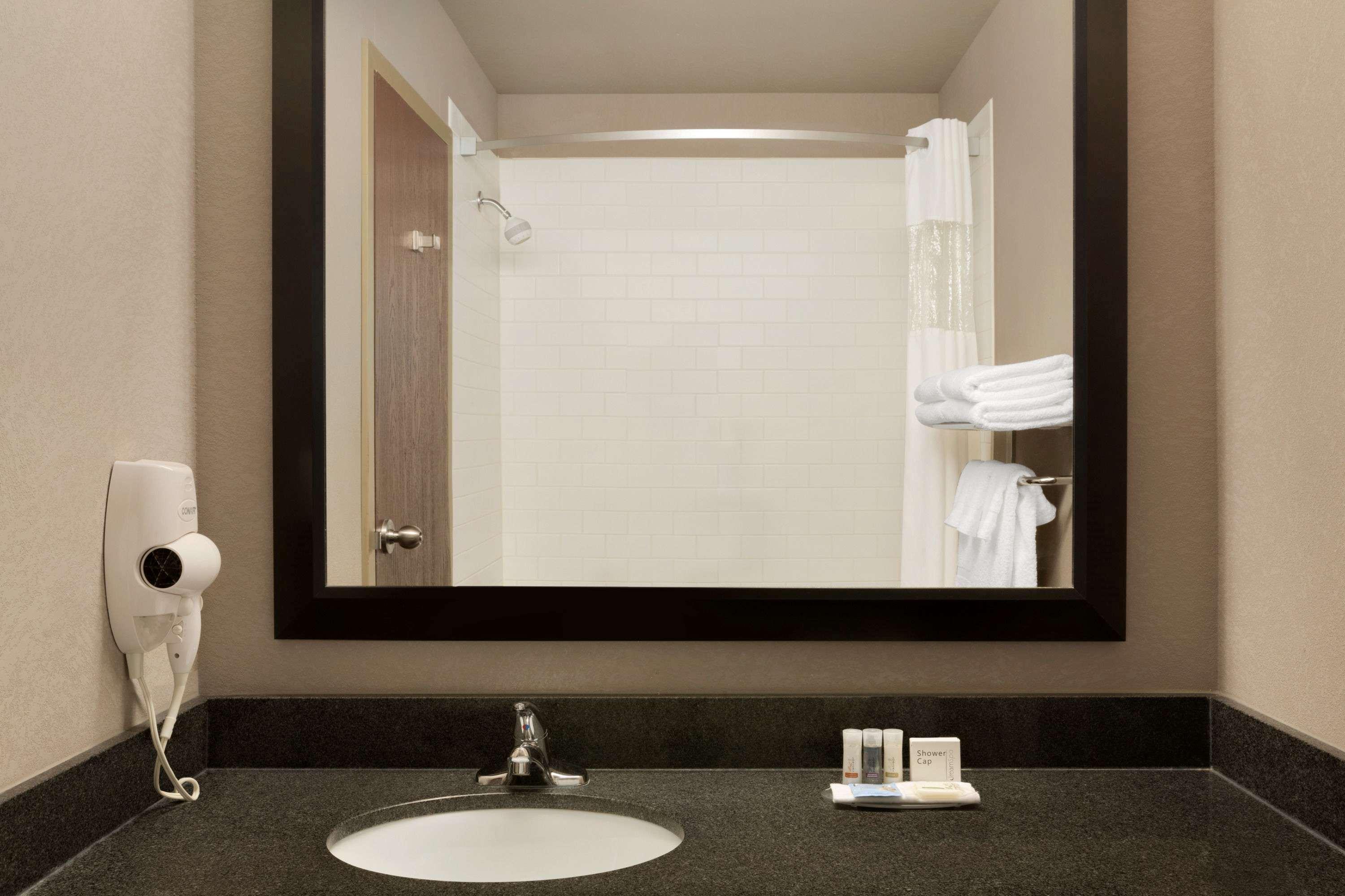 Days Inn By Wyndham Regina Airport West Exteriör bild