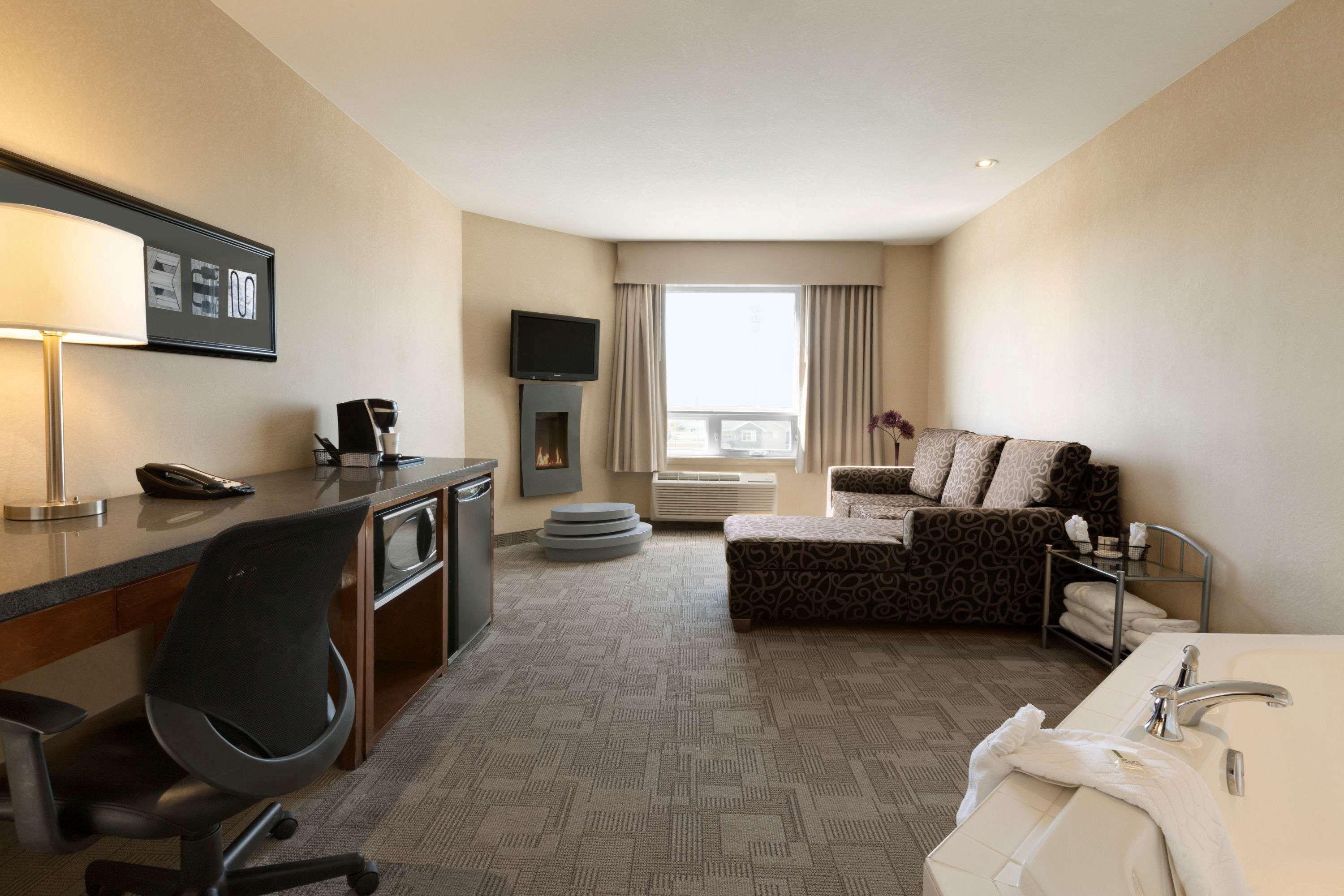Days Inn By Wyndham Regina Airport West Exteriör bild