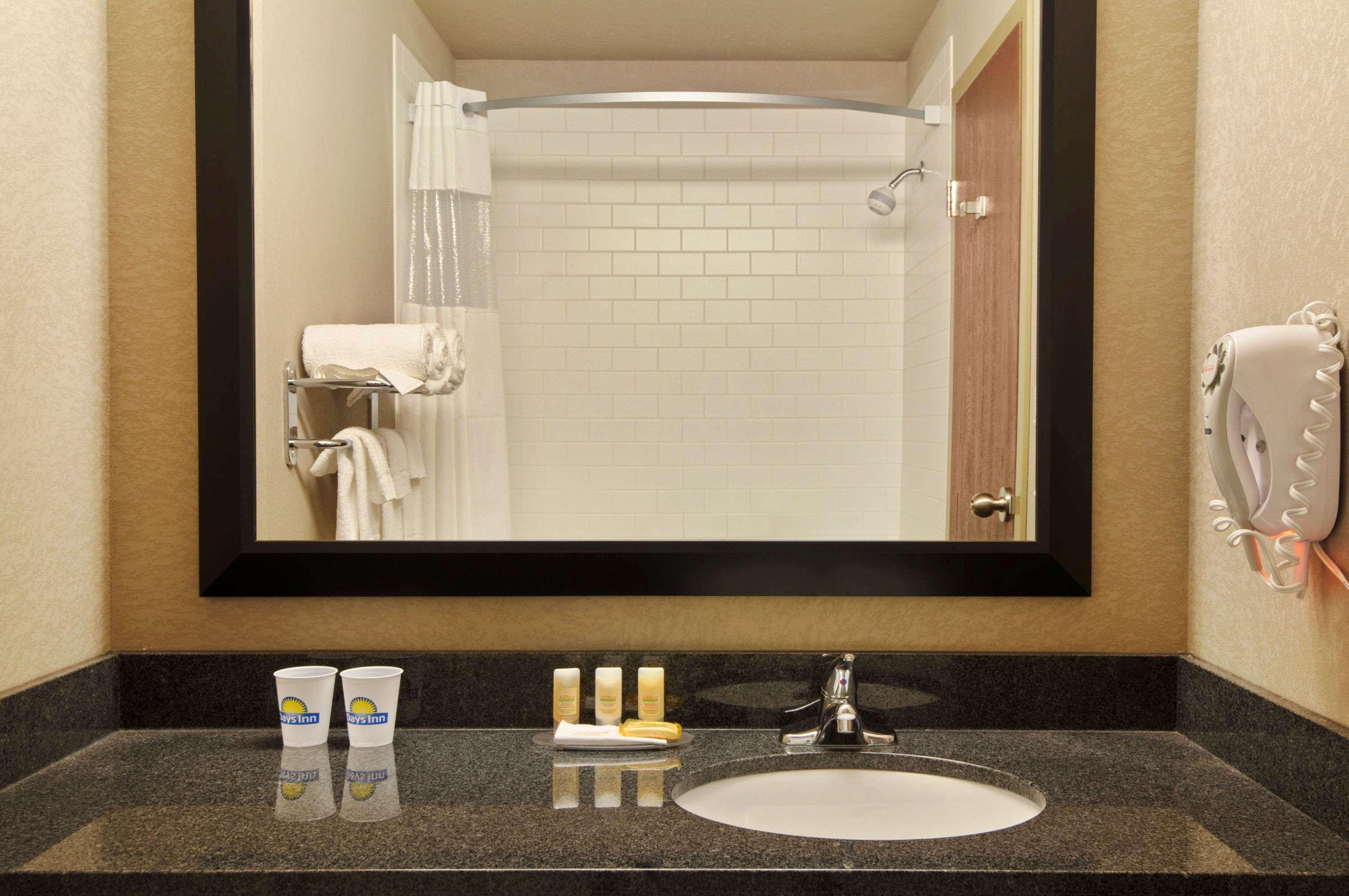 Days Inn By Wyndham Regina Airport West Exteriör bild